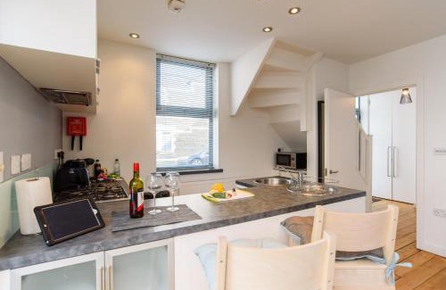 Splott House | City Retreat, 2 Bed House with Cloudstream Hot Tub