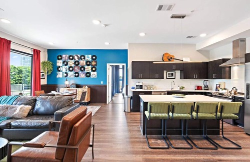 Edgehill Condo | City Retreat: Modern Gulch Pad!