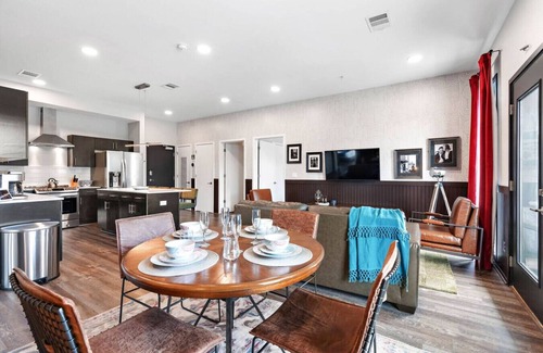 Edgehill Condo | City Retreat: Modern Gulch Pad!
