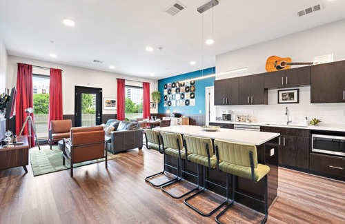 Edgehill Condo | City Retreat: Modern Gulch Pad!