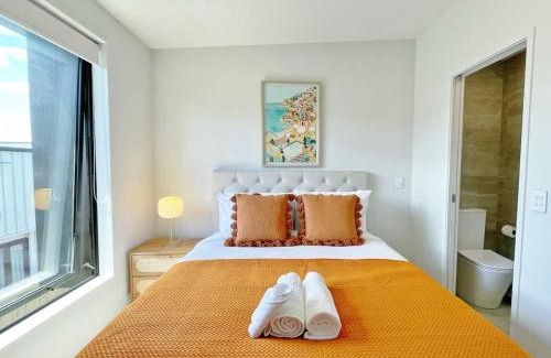 Grey Lynn House | City Serenity 2BR Townhouse vs AC Backyard & Parking