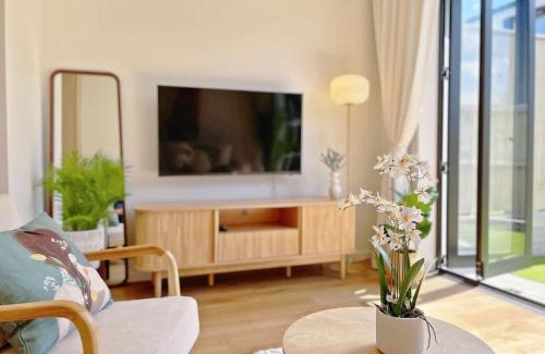 Grey Lynn House | City Serenity 2BR Townhouse vs AC Backyard & Parking