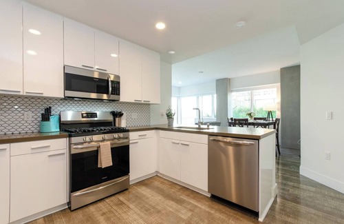 Historic Core Apartment | City Skyline Views 3-Bed High-rise Apartment W/Rooftop Pool, Spa & Rooftop Views