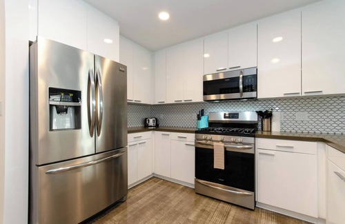 Historic Core Apartment | City Skyline Views 3-Bed High-rise Apartment W/Rooftop Pool, Spa & Rooftop Views