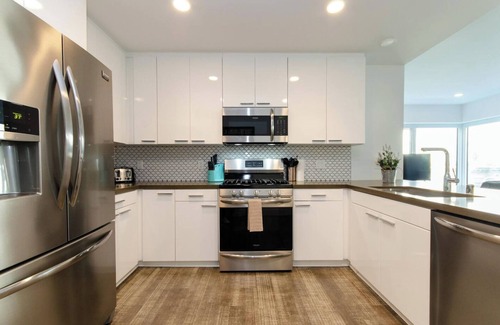 Historic Core Apartment | City Skyline Views 3-Bed High-rise Apartment W/Rooftop Pool, Spa & Rooftop Views