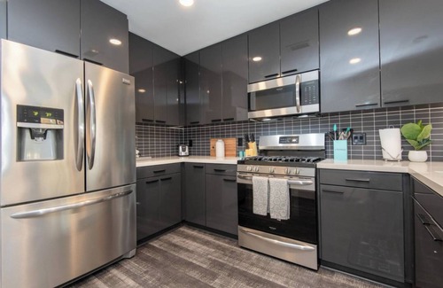 Historic Core Apartment | City Skyline Views 3Bed Apt with Rooftop Pool, Spa,& Rooftop deck