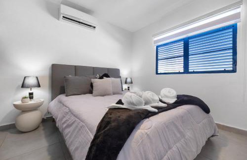 Sagrado Corazon Apartment | City-View Balcony One-Bedroom PH 4 Guests MM6