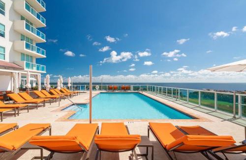 Coconut Grove House | City View Balcony steps from Restaurants, Peacock Park & Marina