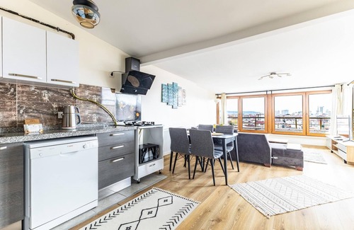 Yukarı Dudullu Mahallesi Apartment | City View Flat w Terrace 10 min to Buyaka Mall