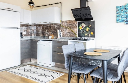 Yukarı Dudullu Mahallesi Apartment | City View Flat w Terrace 10 min to Buyaka Mall