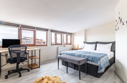 Yukarı Dudullu Mahallesi Apartment | City View Flat w Terrace 10 min to Buyaka Mall