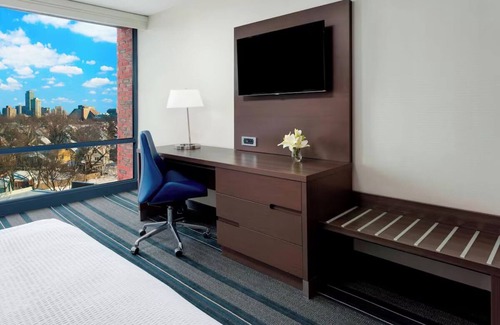 Cambridgeport Hotel | City View King Room at Courtyard Boston Cambridge - Minutes to Downtown Boston