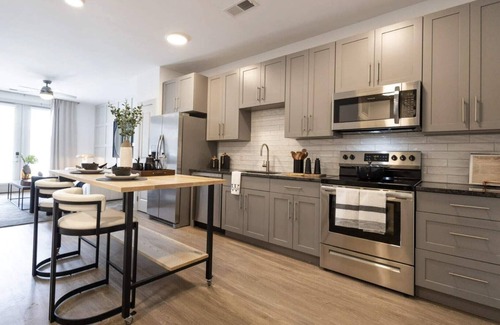 East Walnut HIlls Apartment | City Views & Style—Cincy Condo by Hot Spots