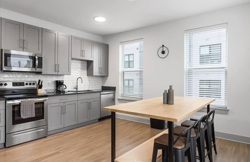 East Walnut HIlls Apartment | City Views & Style—Cincy Condo by Hot Spots