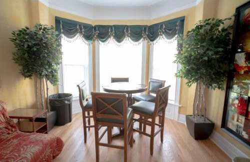 Lake View East Apartment | City Villa Sleeps 10-20 Free TV & Parking