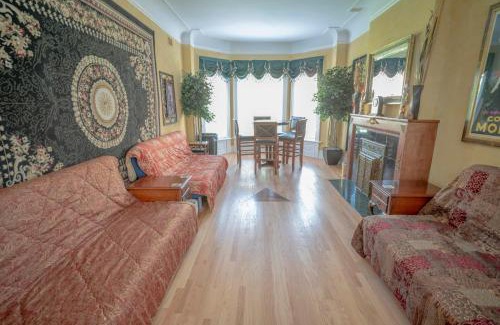 Lake View East Apartment | City Villa Sleeps 10-20 Free TV & Parking