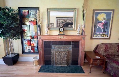 Lake View East Apartment | City Villa Sleeps 10-20 Free TV & Parking