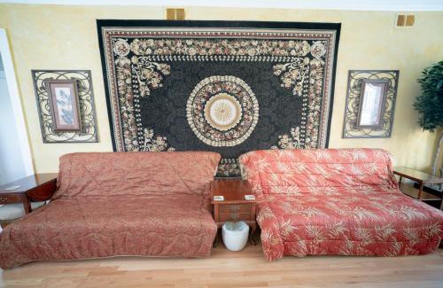 Lake View East Apartment | City Villa Sleeps 10-20 Free TV & Parking