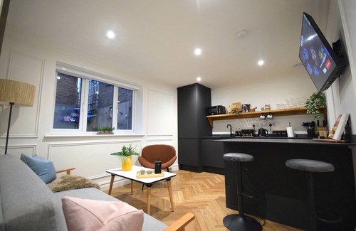 Northern Quarter House | CITYeSCAPE - 1BR, Sofa Bed, Balcony, Window Shower