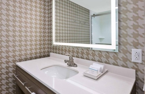 Wilmington Hotel | Cityscape Comfort! 3 Family-friendly Units! Pool, Minutes to Wrightsville Beach!