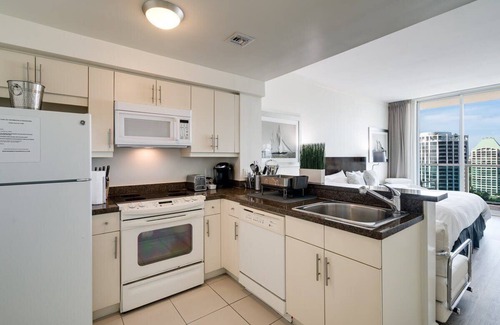 Coconut Grove Condo | CityView Balcony Pool& Hottub. Wi-Fi. Full Kitchen