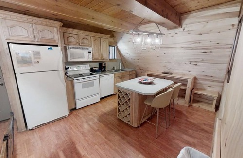 Red River Cabin | CJ A-Frame 1 - In Town - Ski In/Ski Out - Free WiFi - Cable - Washer/Dryer - Gas