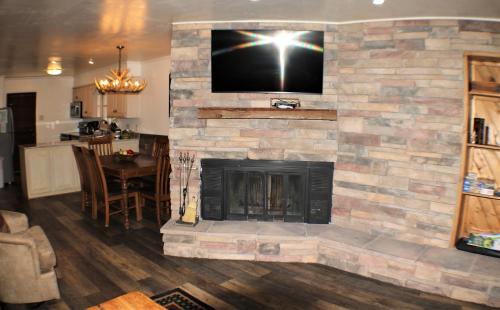 Red River House | Claim Jumper Townhouse 07 - On the River - Across from the Fishing Ponds - WiFi - Cable - Near Ski Area - Wood Burning Fireplace