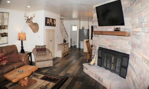 Red River House | Claim Jumper Townhouse 07 - On the River - Across from the Fishing Ponds - WiFi - Cable - Near Ski Area - Wood Burning Fireplace