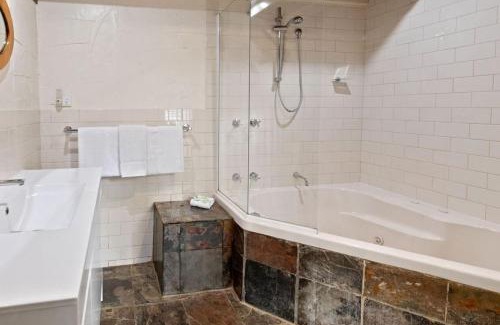 Ob Flat Bed & Breakfast | Clarendon Chalets