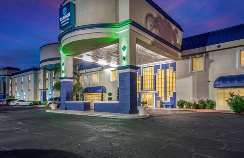 Clearwater Hotel | Clarion Inn & Suites Central Clearwater Beach