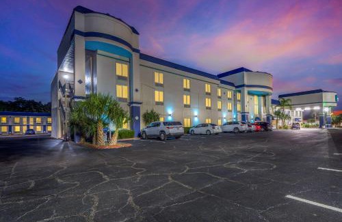 Clearwater Hotel | Clarion Inn & Suites Central Clearwater Beach