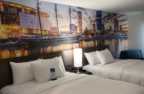 Milwaukee Hotel | Clarion Pointe Milwaukee Airport