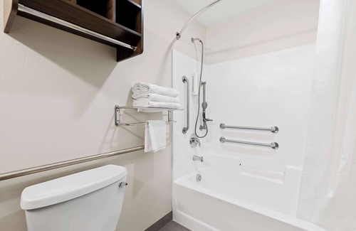 Milwaukee Hotel | Clarion Pointe Milwaukee Airport