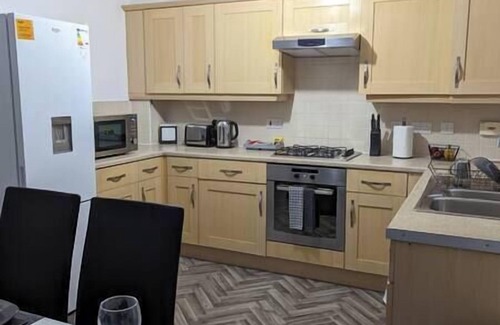 Burnley House | CLARITURF - 4 Bed House-Stadia,Parks,Canal & Sites-SkyN'flix