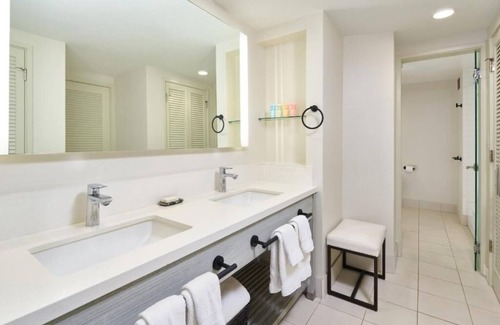 Diamond Head - Kapahulu - St. Louis Hotel | Classic 1-Bedroom Suite | Beachfront Stay with Easy Ocean Access