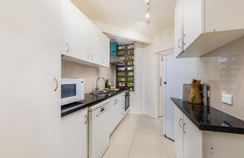 Yarralumla House | Classic 2 Bedroom Guest Suite with Garden Oasis located near a Lake