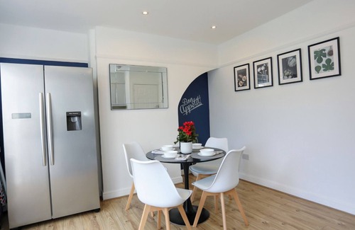 Hillingdon House | Classic 3 Bedroom/2 Bathroom House