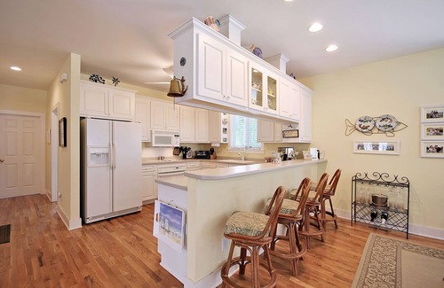 Isle of Palms House | CLASSIC and Cozy IOP Beach Home, Family-Friendly, Walk to Marina!