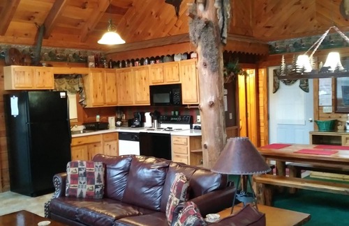 Pigeon Forge Cabin | CLASSIC ARCADE GAMES💥Recent Peacock & Bear Sightings💥DAYS TILL MAY 28TH $99ea