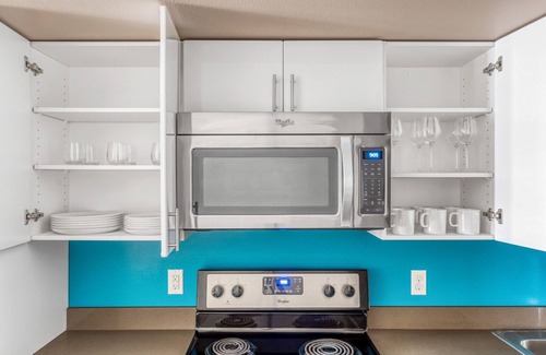 West Woodland Apartment | Classic Ballard 1BR w/BBQ, Lounge & W/D, onsite retail, by Blueground