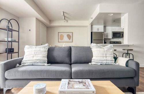 Ballston Apartment | Classic Ballston 2BR w/Concierge, Gym & Pool, near Metro, by Blueground