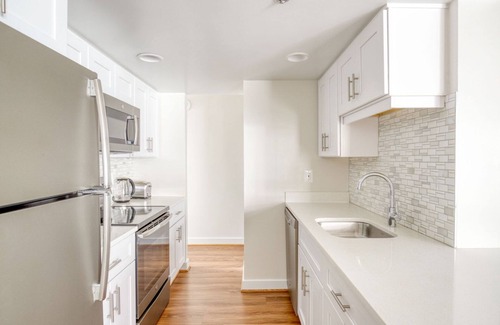 Ballston Apartment | Classic Ballston 2BR w/Concierge, Gym & Pool, near Metro, by Blueground