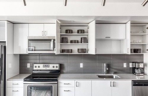 Wilburton Apartment | Classic Bellevue Studio w/Gym, W/D, near Spring District, by Blueground