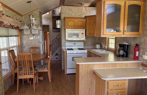 Hammond House | Classic Camper on Black Lake