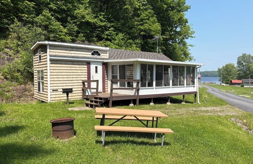 Hammond House | Classic Camper on Black Lake