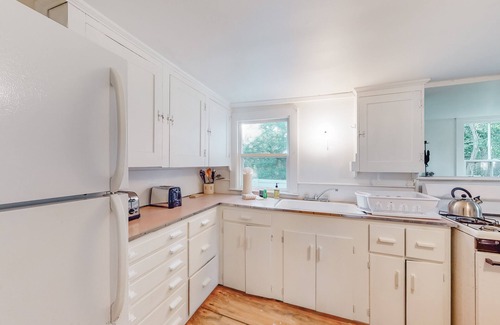 Aquinnah House | Classic Cape home with full kitchen, W/D, firepit & gas grill - walk to beach