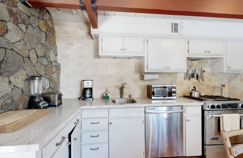 Sunnyside House | Classic chalet w/hot tub, boat launch & Gas grill