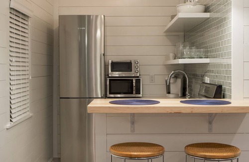 Cannonborough Elliotborough Apartment | Classic Charleston Single With Porch Just Two Blocks From Upper King Street