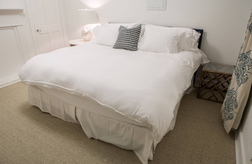 Cannonborough Elliotborough Apartment | Classic Charleston Single With Porch Just Two Blocks From Upper King Street