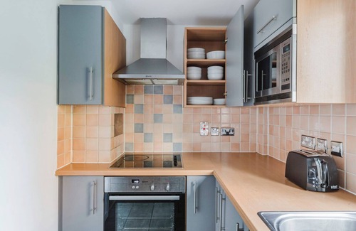 Bishopsgate Apartment | Classic City of London 1BR, Furniture & Decor Included, by Blueground